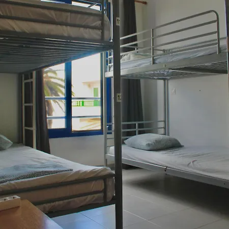 Home Stay Famara بيت شباب *